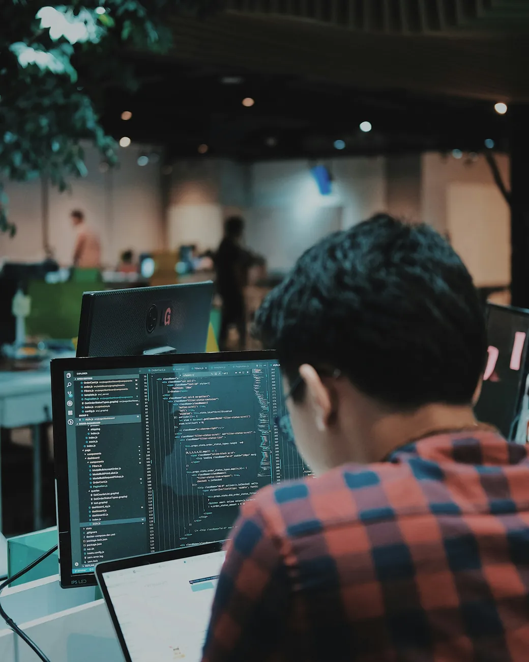 Desarrollador programando en una oficina